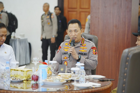 Kapolri Jenderal Listyo Sigit Prabowo menginstruksikan seluruh jajaran Polda Riau untuk merespons cepat titik api kebakaran hutan dan lahan (karhutla) Bumi Lancang Kuning di Gedung VIP Pandawa Lanud Roesmin Nurjadin, Riau, Kamis (24/7/2025). Foto: Dok. Istimewa
