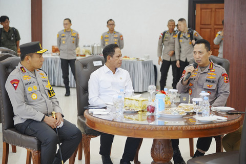 Kapolri Jenderal Listyo Sigit Prabowo menginstruksikan seluruh jajaran Polda Riau untuk merespons cepat titik api kebakaran hutan dan lahan (karhutla) Bumi Lancang Kuning di Gedung VIP Pandawa Lanud Roesmin Nurjadin, Riau, K... </div>
<div class=