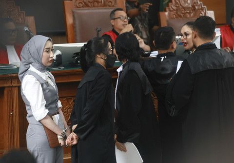 Terdakwa Nikita Mirzani sebelum menyerahkan bukti kepada hakim dan Saksi Reza Gladys terkait perkara dugaan pengancaman dan tindak pencucian uang di Pengadilan Negeri Jakarta Selatan, Jakarta, Kamis, (24/7/2025). Foto: Agus Apriyanto