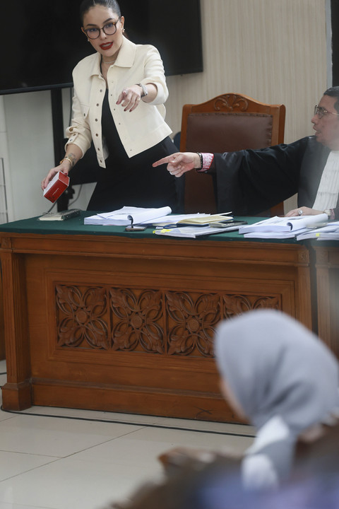 Terdakwa Nikita Mirzani sebelum menyerahkan bukti kepada hakim dan Saksi Reza Gladys terkait perkara dugaan pengancaman dan tindak pencucian uang di Pengadilan Negeri Jakarta Selatan, Jakarta, Kamis, (24/7/2025). Foto: Agus Apriyanto
