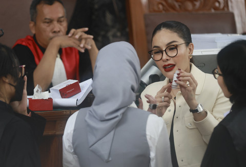 Terdakwa Nikita Mirzani saat menyerahkan bukti kepada hakim dan Saksi Reza Gladys terkait perkara dugaan pengancaman dan tindak pencucian uang di Pengadilan Negeri Jakarta Selatan, Jakarta, Kamis, (24/7/2025). Foto: Agus Apriyanto