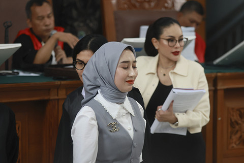 Terdakwa Nikita Mirzani setelah menyerahkan bukti kepada hakim dan Saksi Reza Gladys terkait perkara dugaan pengancaman dan tindak pencucian uang di Pengadilan Negeri Jakarta Selatan, Jakarta, Kamis, (24/7/2025). Foto: Agus Apriyanto
