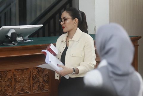 Terdakwa Nikita Mirzani saat menyerahkan bukti kepada hakim dan Saksi Reza Gladys terkait perkara dugaan pengancaman dan tindak pencucian uang di Pengadilan Negeri Jakarta Selatan, Jakarta, Kamis, (24/7/2025). Foto: Agus Apriyanto