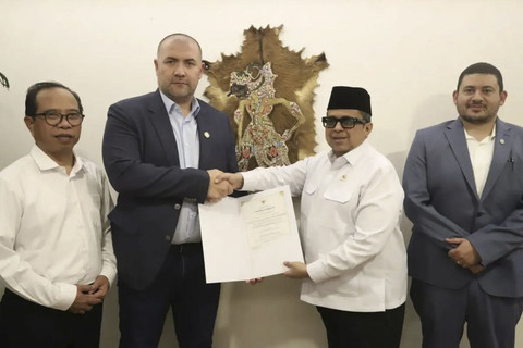 Kepala BPJPH Ahmad Haikal Hasan saat menyerahkan sertifikat akreditasi kepada perwakilan World Halal Trust (WHT) Lituania Farouk, di Jakarta, Selasa (22/7/2025). Foto: ANTARA/HO-BPJPH
