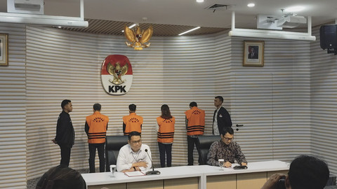 Empat orang tersangka kasus dugaan pemerasan tenaga kerja asing (TKA) Kemenaker di KPK, Kamis (24/7/2025). Foto: Luthfi Humam/kumparan