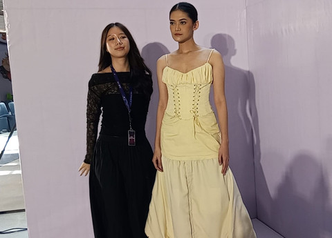 Mahasiswi Textile and Fashion Design (DFT) Petra Christian University (PCU) Surabaya Erica Christian (kiri). Foto: Masruroh/Basra