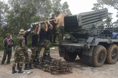 Tentara Kamboja mengisi ulang peluncur roket ganda BM-21 di provinsi Preah Vihear, Kamboja, Kamis (24/7/2025). Foto: Stringer/AFP