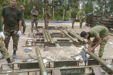 Tentara Kamboja menyiapkan persenjataan di provinsi Preah Vihear, Kamboja, Kamis (24/7/2025). Foto: Stringer/AFP