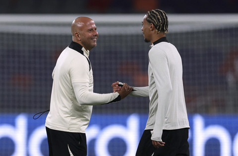 Pelatih Liverpool Arne Slot berjabat tangan dengan Pemainnya Hugo Ekitike saat sesi latihan di Kai Tak Sports Park, Hong Kong, Kamis (24/7/2025). Foto: Tyrone Siu/Reuters