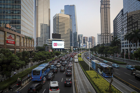 Sejumlah kendaraan melintas di dekat Videotron yang menampilkan logo HUT RI ke-80 di kawasan Jalan Sudirman, Jakarta, Kamis (24/7/2025). Foto: Iqbal Firdaus/kumparan
