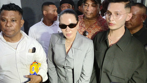Fitri Salhuteru (tengah) usai menghadiri persidangan Nikita Mirzani di Pengadilan Negeri Jakarta Selatan, Kamis (24/7/2025). Foto: Aprilandika Pratama/kumparan