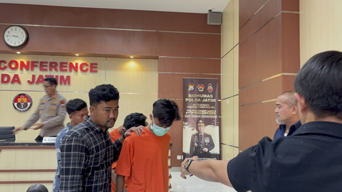 Dua mahasiswa berinisial SH alias DS (24) asal Bangkalan dan MSS (26) asal Pontianak ditangkap karena memeras Kepala Dinas Pendidikan (Kadindik) Jawa Timur, Aries Agung Paweai, Kamis (24/7/2025). Foto: Farusma Okta Verdian/kumparan