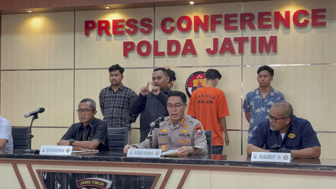 Konferensi pers penangkapan dua mahasiswa berinisial SH alias DS (24) asal Bangkalan dan MSS (26) asal Pontianak ditangkap karena memeras Kepala Dinas Pendidikan (Kadindik) Jawa Timur, Aries Agung Paweai, Kamis (24/7/2025). Foto: Farusma Okta Verdian/kumparan