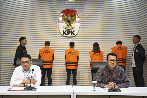 Plt Deputi Penindakan dan Eksekusi KPK Asep Guntur Rahayu (kiri, depan) bersama Juru Bicara KPK Budi Prasetyo (kanan, depan) menunjukkan empat tersangka dugaan pemerasan TKA Kemnaker di Gedung Merah Putih KPK, Jakarta, Kamis (24/7/2025). Foto: Indrianto Eko Suwarso/ANTARA FOTO
