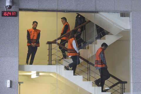 Tersangka kasus dugaan pemerasan TKA Kemnaker Gatot Widiartono, Putri Citra Wahyoe, Jamal Shodiqin dan Alfa Eshad mengenakan rompi tahanan usai menjalani pemeriksaan di Gedung Merah Putih KPK, Jakarta, Kamis (24/7/2025). Foto: Indrianto Eko Suwarso/ANTARA FOTO