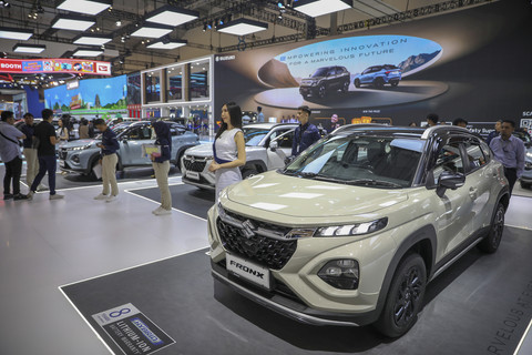 Seorang pragawati berpose didekat Mobil Fronx di booth Suzuki saat pergelaran pameran otomotif Gaikindo Indonesia International Auto Show (GIIAS) 2025 di ICE BSD, Tangerang, Kamis (24/7). Foto: Aditia Noviansyah/kumparan