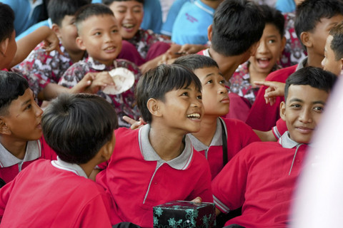 Sejumlah siswa mengikuti peringatan Hari Anak Nasional (HAN) 2025 di Sekolah Rakyat Menengah Pertama (SRMP) 6, Sentra Handayani, Jakarta Timur, Kamis (24/7/2025). Foto: Dok. Kemensos