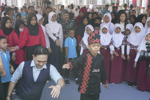 Sejumlah siswa mengikuti peringatan Hari Anak Nasional (HAN) 2025 di Sekolah Rakyat Menengah Pertama (SRMP) 6, Sentra Handayani, Jakarta Timur, Kamis (24/7/2025). Foto: Dok. Kemensos