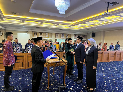 Sekretaris Daerah Provinsi Lampung, Marindo Kurniawan saat melantik Riski Sofyan sebagai Kepala Dinas Lingkungan Hidup (DLH) Provinsi Lampung, dan Fitrianita Damhuri sebagai Kepala Dinas Perpustakaan dan Kearsipan Provinsi Lampung. | Foto : Eka Febriani / Lampung Geh