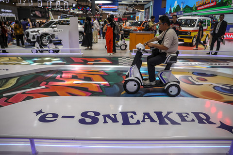 Pengunjung merasakan sejumlah fasilitas di booth Daihatsu pada pegelaran GIIAS (Gaikindo Indonesia International Auto Show) 2025 di ICE BSD, Tangerang, Kamis (24/7/2025). Foto: Aditia Noviansyah/kumparan