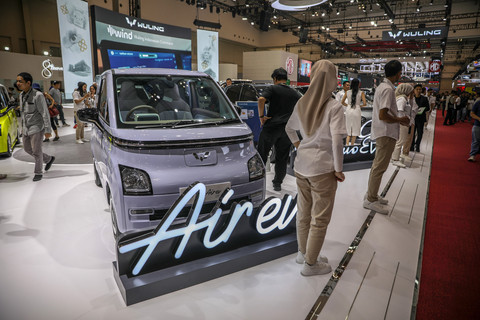 Mobil Wuling New Air ev ditampilkan saat Gaikindo Indonesia International Auto Show (GIIAS) 2025 di ICE BSD, Tangerang, Kamis (24/7/2025). Foto: Aditia Noviansyah/kumparan