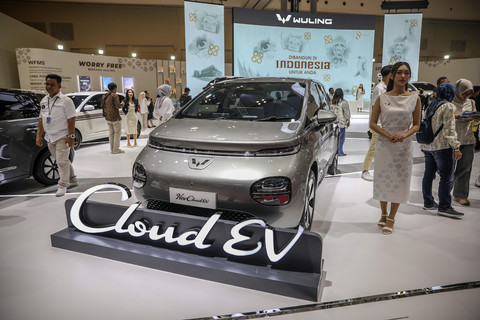 Mobil Wuling New Cloud EV ditampilkan saat Gaikindo Indonesia International Auto Show (GIIAS) 2025 di ICE BSD, Tangerang, Kamis (24/7/2025). Foto: Aditia Noviansyah/kumparan