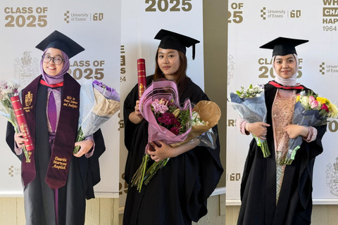 (dari kiri) Daariin Marwaa Aaqilah, Jocelyn Steviani Obert, dan Netanya Xaviera Dewi saat diwisuda di University of Essex, Britania Raya.