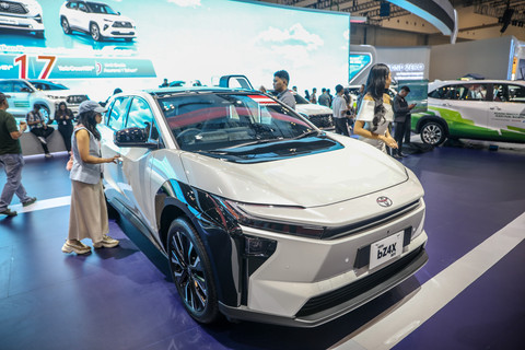 Mobil Toyota bz4x ditampilkan saat Gaikindo Indonesia International Auto Show (GIIAS) 2025 di ICE BSD, Tangerang, Kamis (24/7/2025). Foto: Aditia Noviansyah/kumparan