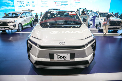 Mobil Toyota bz4x ditampilkan saat Gaikindo Indonesia International Auto Show (GIIAS) 2025 di ICE BSD, Tangerang, Kamis (24/7/2025). Foto: Aditia Noviansyah/kumparan