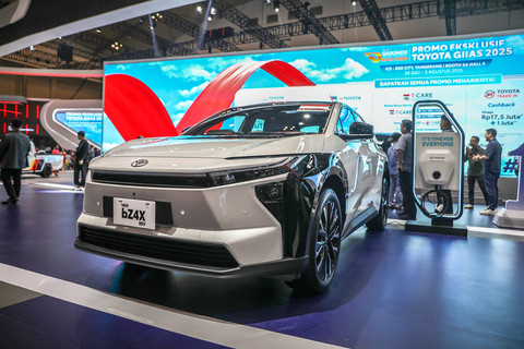 Mobil Toyota bz4x ditampilkan saat Gaikindo Indonesia International Auto Show (GIIAS) 2025 di ICE BSD, Tangerang, Kamis (24/7/2025). Foto: Aditia Noviansyah/kumparan
