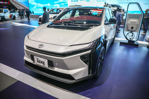 Mobil Toyota bz4x ditampilkan saat Gaikindo Indonesia International Auto Show (GIIAS) 2025 di ICE BSD, Tangerang, Kamis (24/7/2025). Foto: Aditia Noviansyah/kumparan