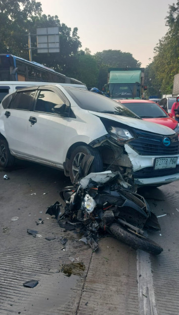 Truk Tabrak Sejumlah Kendaraan di Jalan Perintis Kemerdekaan, Korban Dievakuasi