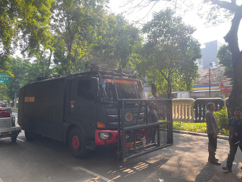 Polisi menyiapkan penjagaan jelang sidang vonis Sekjen PDIP Hasto Kristiyanto, terkait kasus dugaan suap dan perintangan penyidikan Harun Masiku, di Pengadilan Negeri Jakarta Pusat, Jumat (25/7/2025). Foto: Fadhil Pramu... </div>
<div class=