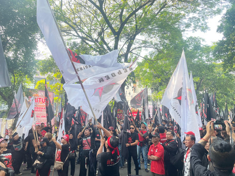 Sejumlah pendukung memenuhi depan gedung pengadilan jelang sidang vonis Sekjen PDIP Hasto Kristiyanto, terkait kasus dugaan suap dan perintangan penyidikan Harun Masiku, di Pengadilan Negeri Jakarta Pusat, Jumat (25/7/2025). Foto: Fadhil Pramudya/kumparan