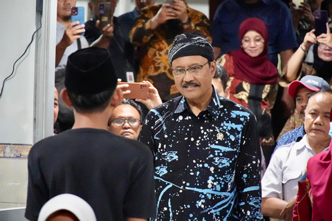 Mensos Saifullah Yusuf (Gus Ipul) makan malam bersama siswa Sekolah Rakyat Menengah Pertama (SRMP) 10 Bogor, Kamis (24/7/2025) malam. Foto: Dok Kemensos