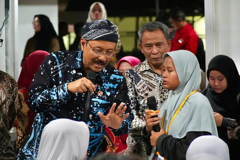 Mensos Saifullah Yusuf (Gus Ipul) makan malam bersama siswa Sekolah Rakyat Menengah Pertama (SRMP) 10 Bogor, Kamis (24/7/2025) malam. Foto: Dok Kemensos