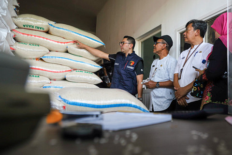 Satgas Pangan Polda Metro Jaya melakukan pengecekan mutu beras dan stabilitas harga di Pasar Induk Cipinang, Jakarta, Jumat (25/7/2025). Foto: Iqbal Firdaus/kumparan