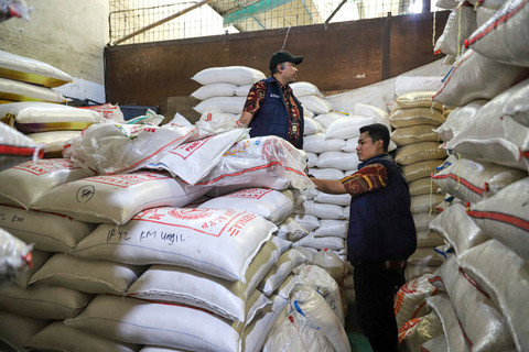Satgas Pangan Polda Metro Jaya melakukan pengecekan mutu beras dan stabilitas harga di Pasar Induk Cipinang, Jakarta, Jumat (25/7/2025). Foto: Iqbal Firdaus/kumparan