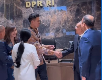 Arnold Putra (kiri) yang pernah berperkara dan sempat ditahan di Myanmar berbicara dengan sejumlah pimpinan DPR di ruang Rapat Pimpinan, Jakarta, Kamis (24/7). Foto: Instagram/ @sufmi_dasco