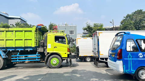 Situasi tempat kejadian perkara (TKP) setelah kecelakaan beruntun di Jalan Perintis Kemerdekaan, Jakarta Timur, Jumat (25/7). Foto: Nasywa Athifah/kumparan