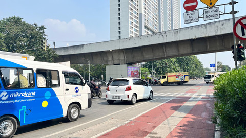 Situasi tempat kejadian perkara (TKP) setelah kecelakaan beruntun di Jalan Perintis Kemerdekaan, Jakarta Timur, Jumat (25/7). Foto: Nasywa Athifah/kumparan