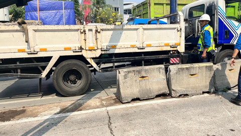 Situasi tempat kejadian perkara (TKP) setelah kecelakaan beruntun di Jalan Perintis Kemerdekaan, Jakarta Timur, Jumat (25/7). Foto: Nasywa Athifah/kumparan