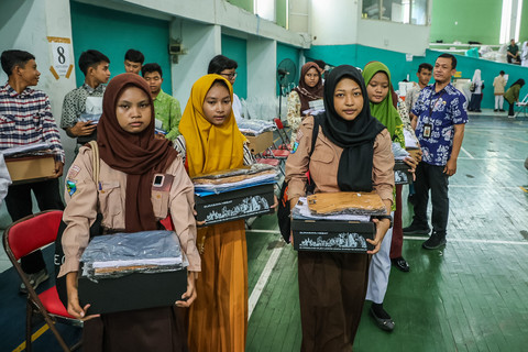 Pembagian seragam gratis untuk siswa SMA/SMK di Surabaya. Foto: Diskominfo Surabaya 