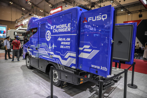 Mobile charger Fuso di Gaikindo Indonesia International Auto Show (GIIAS) 2025 di ICE BSD, Tangerang, Kamis (24/7/2025). Foto: Aditia Noviansyah/kumparan