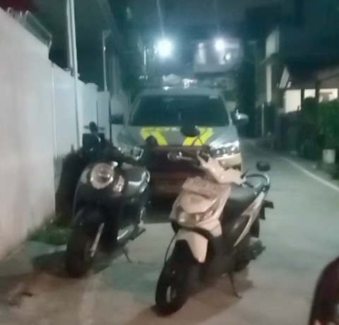 Polisi yang datang ke rumah kos korban. Dok: kumparan