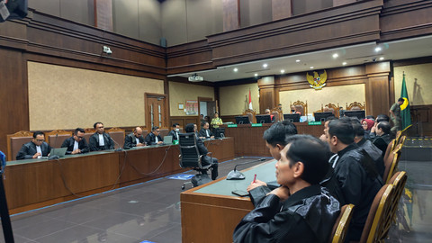 Sekjen PDIP Hasto Kristiyanto tiba di ruang sidang Pengadilan Negeri Jakarta Pusat, Jumat (25/7). Foto: Jonathan Devin/kumparan