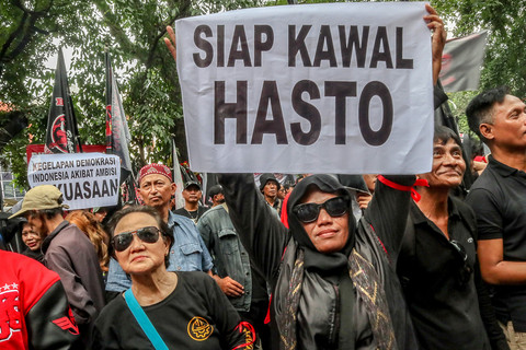 Para pendukung Sekretaris Jenderal PDI Perjuangan, Hasto Kristiyanto, memadati Jalan Bungur Besar Raya, Kemayoran, Jakarta Pusat, pada Jumat (25/7/2025). Foto: Febria Adha Larasati/kumparan