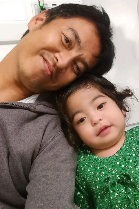 Arip Cahyadi (45 tahun) dan putri bungsunya almarhumah Yasmine (2 tahun). Foto: dok Arip