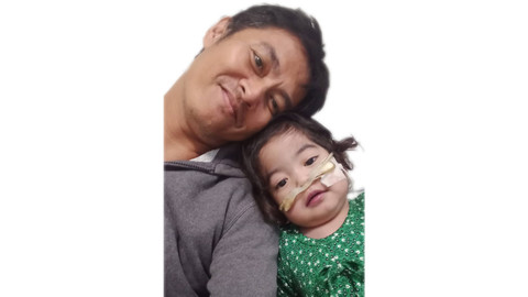 Arip Cahyadi (45 tahun) dan putri bungsunya almarhumah Yasmine (2 tahun). Foto: dok Arip