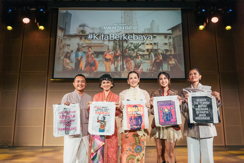 Hagai Pakan (kiri), Konseptor dan Penata Busana #KitaBerkebaya foto bersama dengan Andien, Renitasari Adrian, Maudy Ayunda, Titi Radjo saat konferensi pers film pendek #KitaBerkebaya di Galeri Indonesia Kaya pada Selasa (22/7). Foto: Bakti Budaya Djarum Foundation